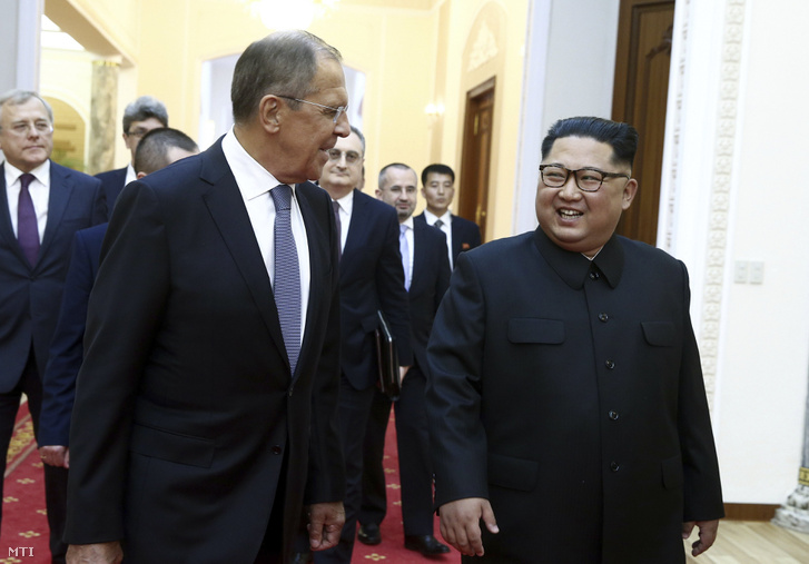 Kim Dzsong Un elsőszámú észak-koreai vezető, a Koreai Munkapárt első titkára (j) fogadja Szergej Lavrov orosz külügyminisztert Phenjanban 2018. május 31-én.