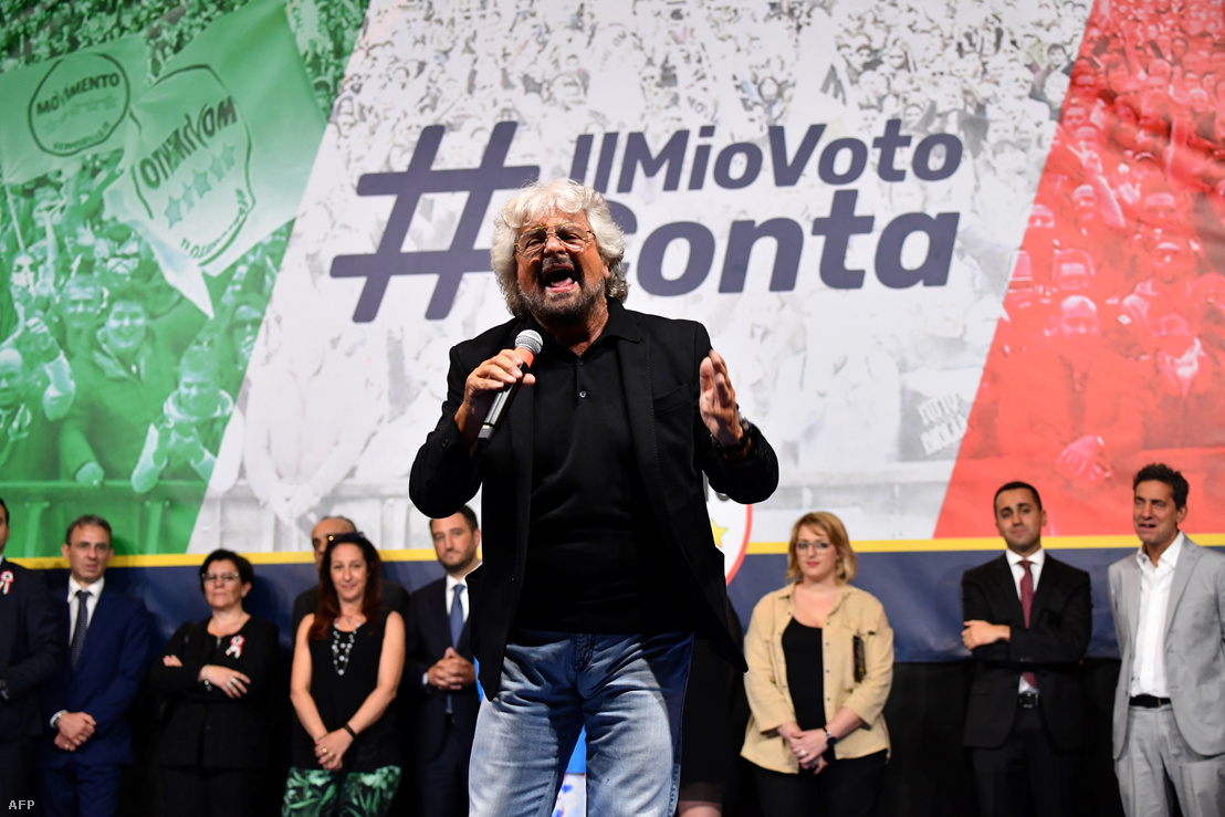 Az Öt Csillag Mozgalom alapítója, Beppe Grillo beszédet mond róma belvárosában, ünnepelve az új olasz kormányt, 2018. június 2-án