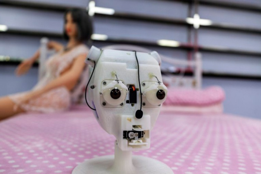 Így néz ki a kezdetekben Emma feje. A gyárban egyébként többféle mesterséges intelligenciájú robotot gyártanak, de egyértelműen a szexuális célra szánt darabok örvendenek a legnagyobb sikernek.