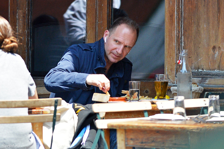 A "Sztárok izgalmas mindennapjai" című sorozatunk mega extra exkluzív különszáma jelentkezik: Ralp Fiennest, azaz Voldemort nagyurat azon kapták, hogy elfogyasztja ebédjét.