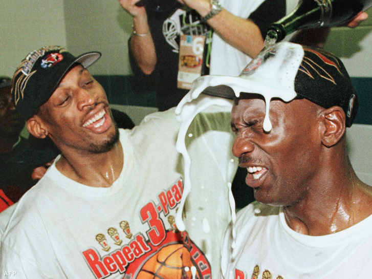 Dennis Rodman és Michael Jordan a Chicago Bulls játékosai 1998. június 14-én ünneplik csapatuk NBA-győzelmét Salt Lake Cityben