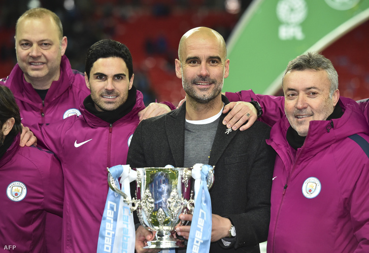 Pep Guardiola segédedzőivel, a kép jobb szélén Dominic Torrent