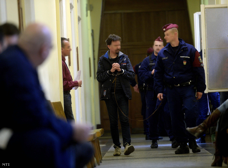 A Buda-Cash-ügy kapcsán március 9-én őrizetbe vett gyanúsítottak egyikét vezetik a Fővárosi Törvényszék Fõ utcai épületében 2015. március 11-én.