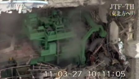 A japán hadsereg videójából kivágott képek a fukushimai atomerőműről