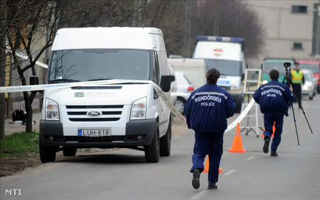 Nyomozók dolgoznak a nagytarcsai postahivatal előtt, a pénzszállító autó mellett, ahol fegyveresek kirabolták a pénzszállító személyt. (Fotó: Mihádák Zoltán)