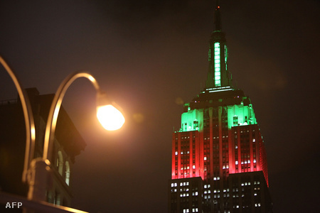 Az Empire State Building színes fényekben