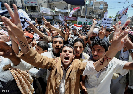Jelszavakat kiáltoznak tüntetők, amint Ali Abdullah Szaleh jemeni ezredes-elnök lemondását követelik Szanaában.