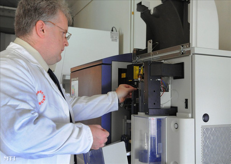 Szatmári István egyetemi adjunktus áramlási citométer beállítását végzi az őssejt laboratóriumban
