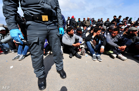 Menekültek az Olaszországhoz tartozó Lampedusa szigetén