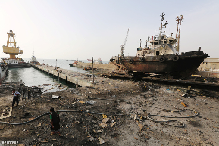 Bombatámadás nyomai Hodeida kikötőjében 2018 május 27-én