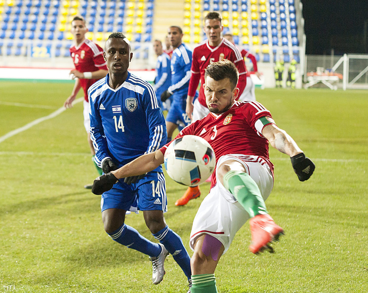 Az izraeli Gadi Kinda és Hangya Szilveszter a Magyarország - Izrael U21-es Európa-bajnoki selejtező mérkőzésen 2016. március 24-én.