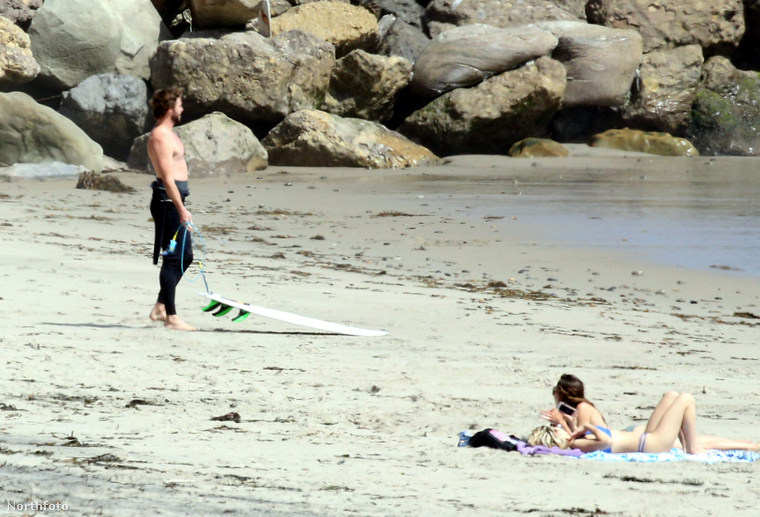 Ez egy meglepően üres strand Malibuban, ahol a csajok egészen zavartalanul strandolhattak, amíg oda nem állított egy szörföző híresség