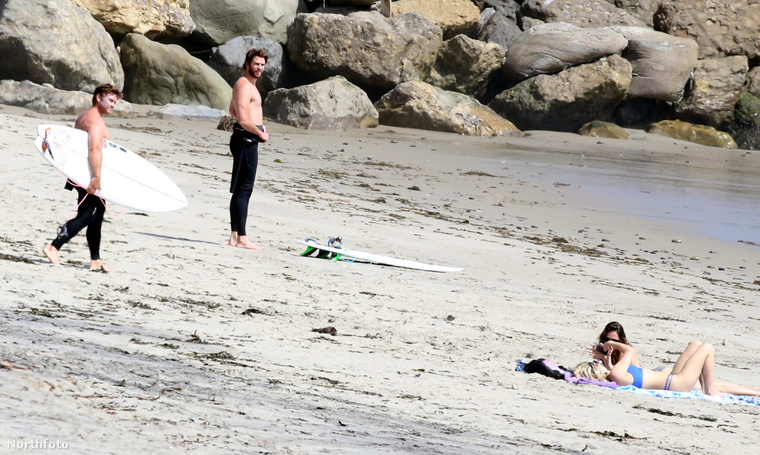 Hemsworth kedd délután egy haverjával volt itt szörfözni.