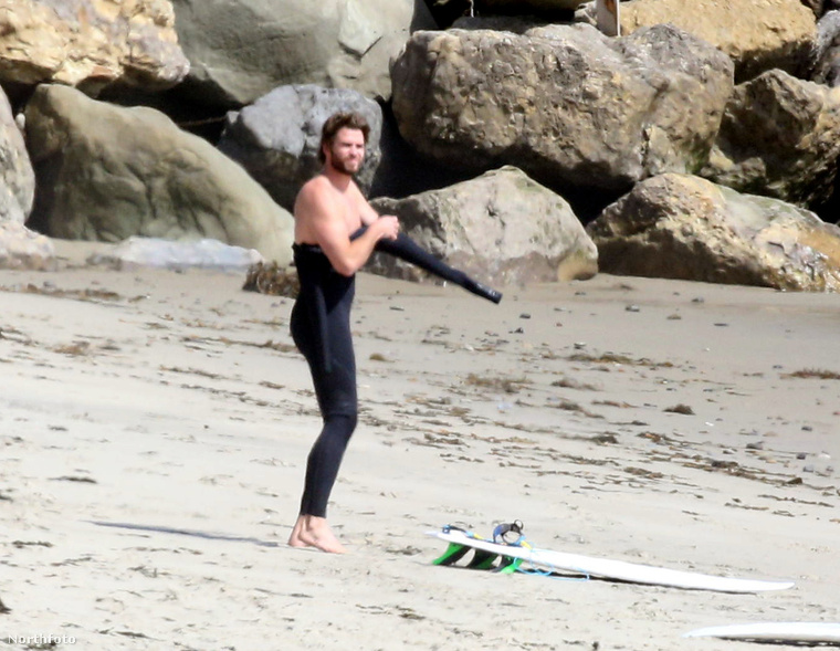 Valószínűleg drukkoltak a strandoló lányok, hogy hátha Hemsworth jobban lefejti magáról a szörfruhát, de ezúttal csalódniuk kellett