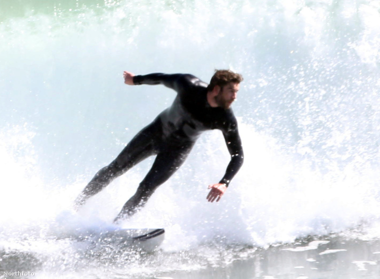 Liam Hemsworth ausztrál, biztos a génjeiben van a szörfözés