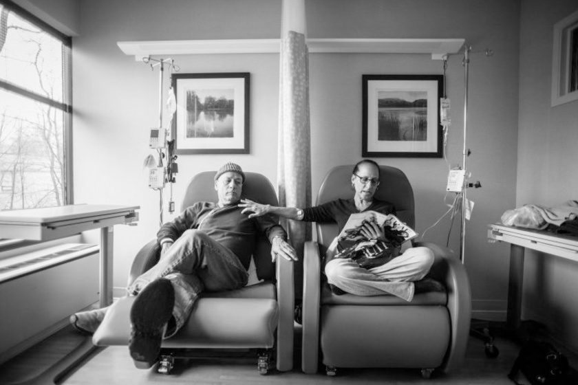 A szerelmesek együtt jártak kemoterápiára, és mindig egymás mellett, ugyanazokban a fotelokban ültek - ekkor 34 éve voltak házasok. Gyakran egymást simogatva, egymás kezét fogva tűrték a kezelést.