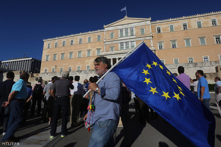 Kormányellenes tüntetők tiltakoznak az újabb megszorító intézkedések ellen az athéni parlament előtti Szintagma téren 2016. június 15-én. A görög parlament májusban és júniusban már több takarékossági intézkedést jóváhagyott.