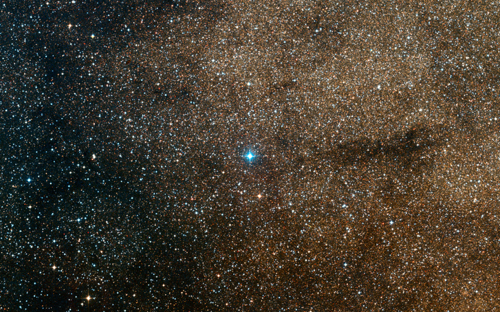 A HD 163296 jelű csillag (középen a fényes kék objektum) a Nyilas csillagképben