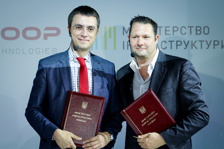 Volodimir Omeljan és Dirk Ahlborn a memorandum aláírása után