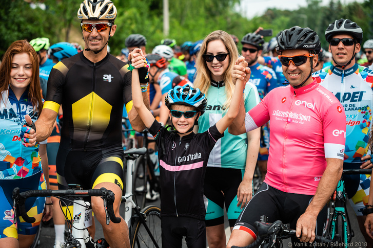 Gilberto Simoni (rózsaszínben) Tour de Zalakaros rajtjánál