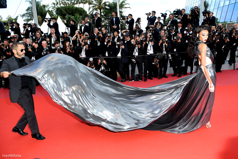 Kedves nézőink, így lebegtették hozzáértő kezek Winnie Harlow modell ruháját a Han Solóról készült film 2018-as Cannes-i premierjén