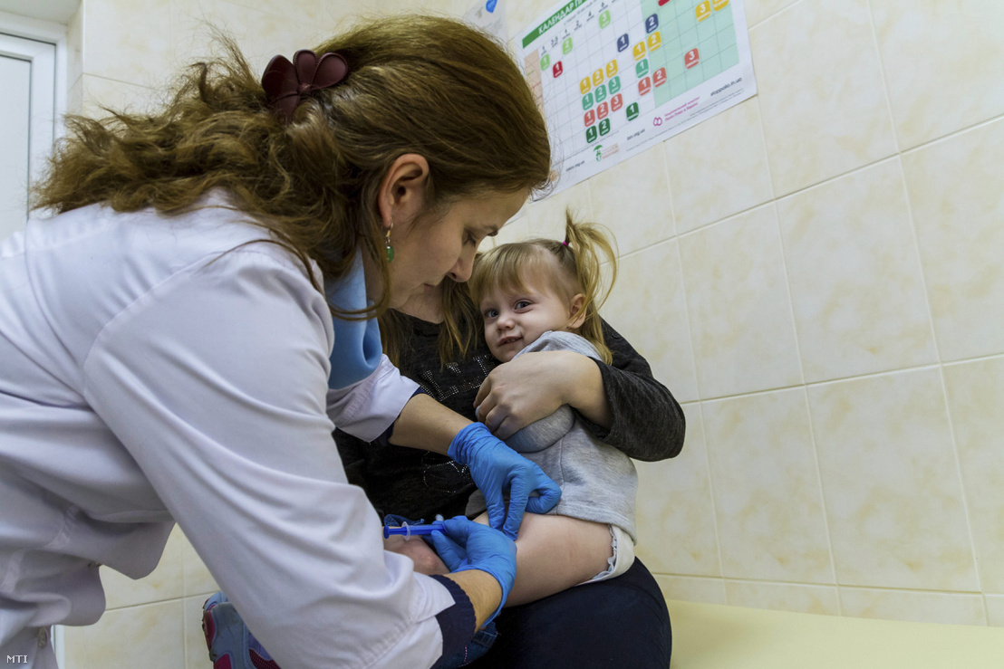 Kislány kanyaró elleni védõoltást kap az egyik háziorvosi rendelõben a kárpátaljai Ungváron 2018. február 1-jén.