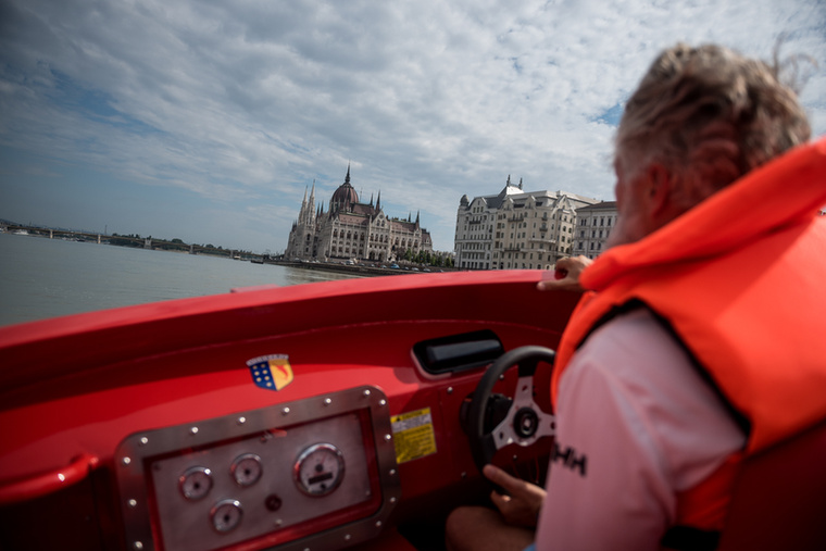 Szóval a jetboat 440 lóerős, 12 utast tud szállítani, és kifejezetten az adrenalin kedvelők fogják majd imádni