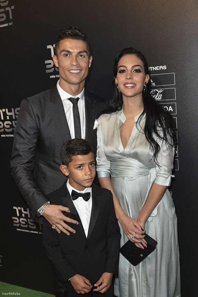 Itt a nyolcéves Cristiano Ronaldo Juniorral láthatóak, aki a focista legidősebb gyermeke