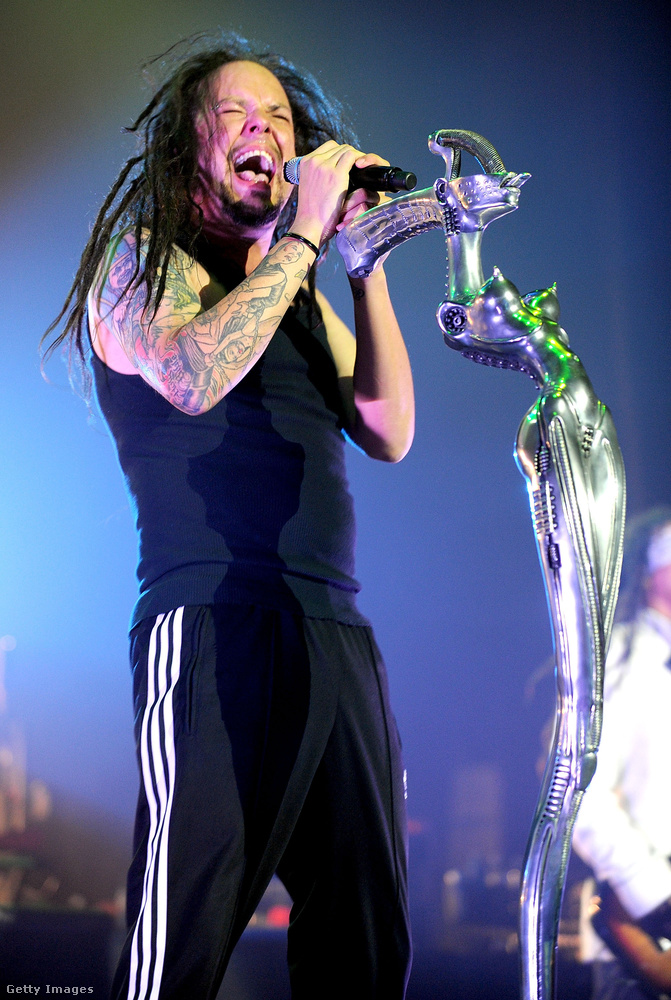 Ez a csoda ugyanis a Korn együttes mikrofonállványa volt, amint azt ez a 2010-es fotó is bizonyítja.