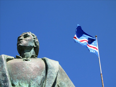 Alvise Cadamosto - a Zöld-foki-szigetek felfedezőjének szobra és a köztársaság lobogója