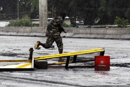 Ouattara katonája rohan az esőben
