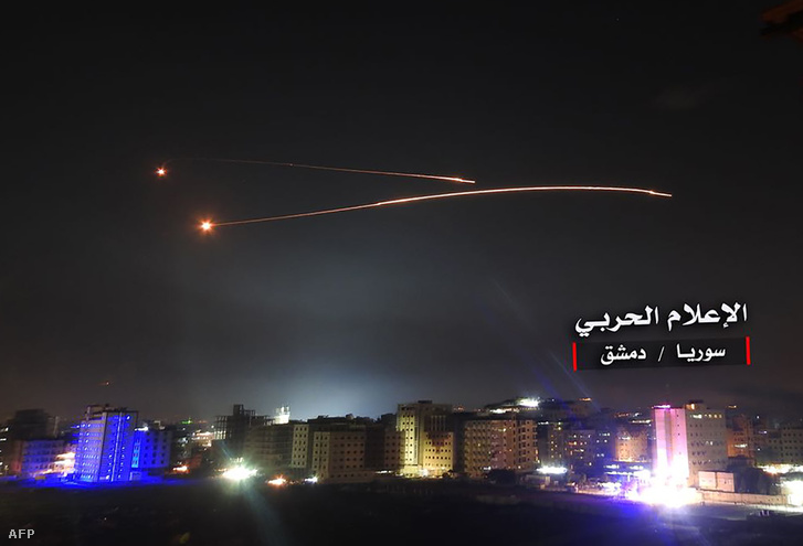 A SANA szíriai állami hírügynökség által közreadott kép a szíriai légvédelmi rendszer által kilőtt elhárító rakéták egyikéről Damaszkusz felett 2018. május 10-én, miután az izraeli légierő többtucatnyi iráni katonai célpontot támadott Szíriában.