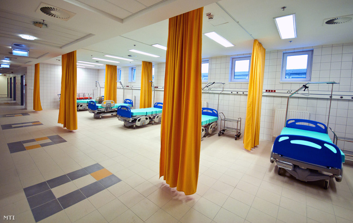 Sürgősségi kezelő a győri Petz Aladár Megyei Oktató Kórház újonnan épült épületszárnyában 2013. február 28-án. A 11 milliárd forint értékû fejlesztés uniós és hazai forrásból valósult meg.