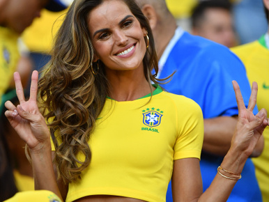 Ez a Victoria's Secret modell hatalmas műsort nyomott le a fotósoknak a foci vb-n