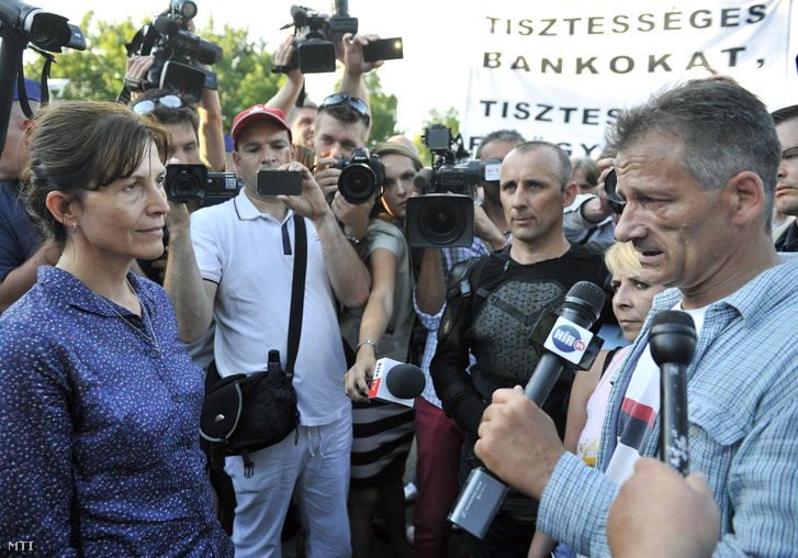 Lévai Anikó, Orbán Viktor miniszterelnök felesége a lakossági devizahitel-szerződés semmisségének megállapítása iránt indított per ítélethirdetése után a kormányfő házához vonuló tüntetők között a budapesti Csipke utca és Cinege út kereszteződésénél 2013. július 4-én.
