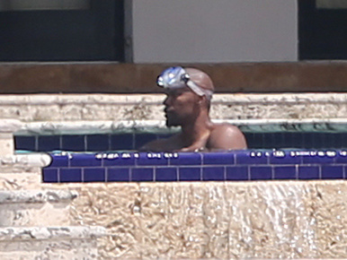 Jamie Foxx búvárszemüveget visel a medencében