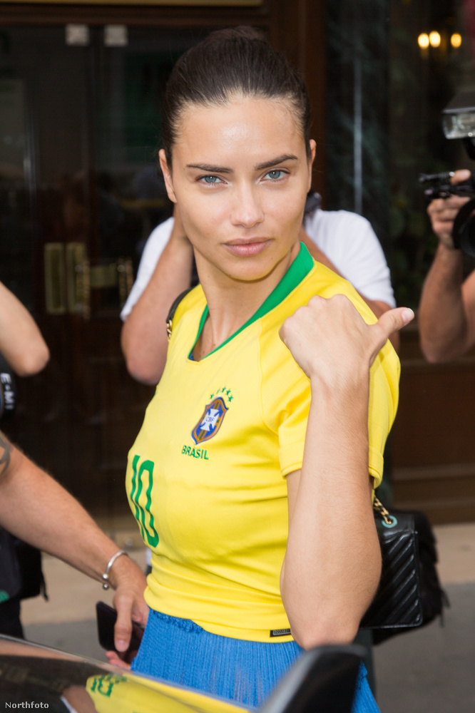 A brazil származású modell a hazafias pólót természetesen pont a brazil meccs napján vette fel, és milyen jól tette, mert tegnap nemcsak a belgák nyertek meg egy meccset, hanem a brazilok is.