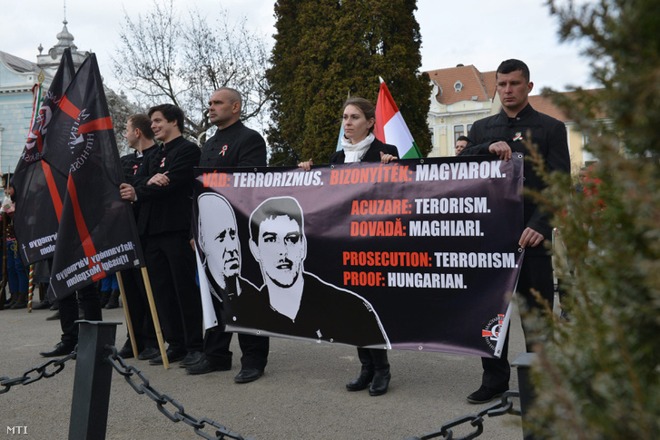 Beke István, a Hatvannégy Vármegye Ifjúsági Mozgalom (HVIM) erdélyi elnöke és Szőcs Zoltán, a HVIM kézdivásárhelyi elnöke, a két terrorizmussal vádolt, vizsgálati fogságban lévő fiatal mellett demonstrálók Kézdivásárhelyen 2016. március 15-én.