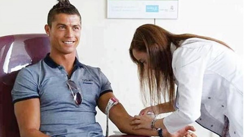 Cristiano Ronaldo amellett, hogy évente több millió eurót jótékonykodik, rendszeres véradó. Olyannyira, hogy azért nincs a testén egyetlen tetoválás sem, mert az azt követő félévben nem adhatna vért.