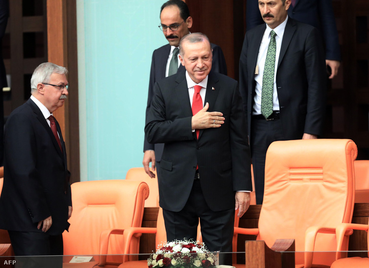 Erdogan a rendkívüli állapot felfüggesztése előtt még tisztogatott egyet