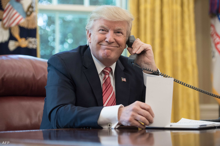 Donald Trump, az Amerikai Egyesült Államok elnöke telefonál