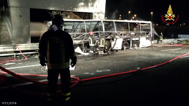 A diákokat szállító kiégett busz a veronai autópályán 2017. január 21-én