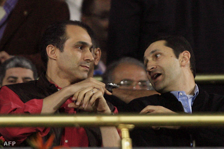 Gamal és Alaa Mubarak együtt egy focimeccsen