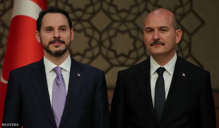 Erdogan veje, a gazdasági tárcát vezető Berat Albayrak és a belügyminiszter Suleyman Soylu.
