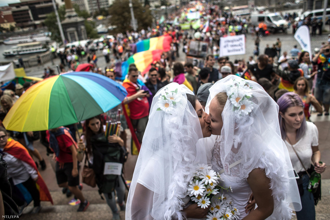 Menyasszonynak öltözött pár csókolózik a 7. alkalommal rendezett Prague Pride melegfelvonuláson a cseh fővárosban 2017. augusztus 12-én. Idén mintegy 15 ezren vettek részt a szexuális kisebbségek hetét lezáró prágai parádén.