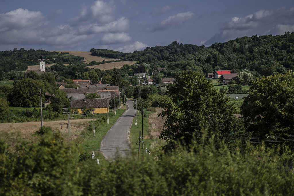 A baranyai Ág település kanyargós főutcája.