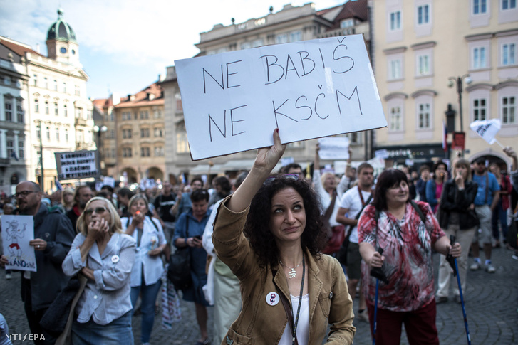 Tüntetõk tiltakoznak Nem Babisra nem a KSCM-re feliratú transzparenssel Prágában