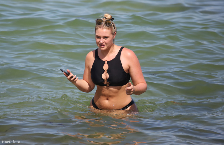Ki is ez a nő, aki csak annyira merészkedik be a vízbe, hogy nemhogy a napszemüveget ne kelljen levenni, de még a telefont se kelljen letenni?