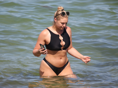 Kiszúrt egy fotós egy pozitív testű modellt a strandon