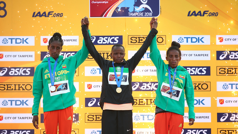 Girmawit Gebrzihair (jobbra) az ötezer méteres női síkfutás díjátadóján